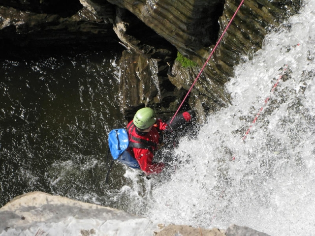  Discesa in corda doppia lungo la cascata 